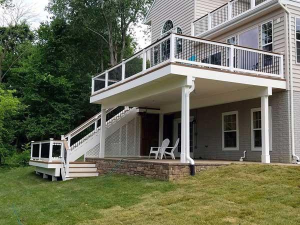 Relax On Large Multi Level Deck With Covered Patio